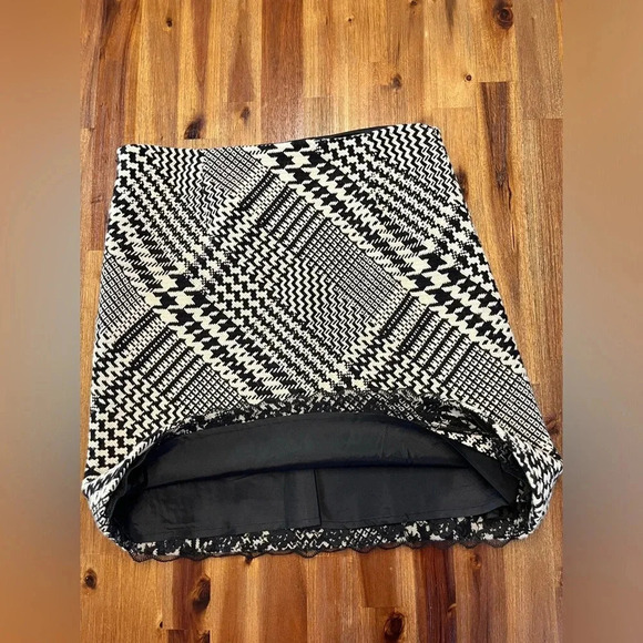 Kenneth Cole Black & Cream Houndstooth Wool Blend Pencil Skirt lace hem Size 8P - Picture 3 of 8